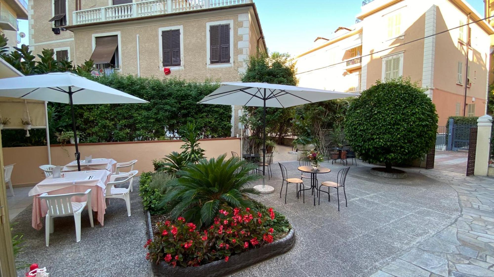 Hotel Fiorenza & Banksia Meuble Alassio Exterior photo