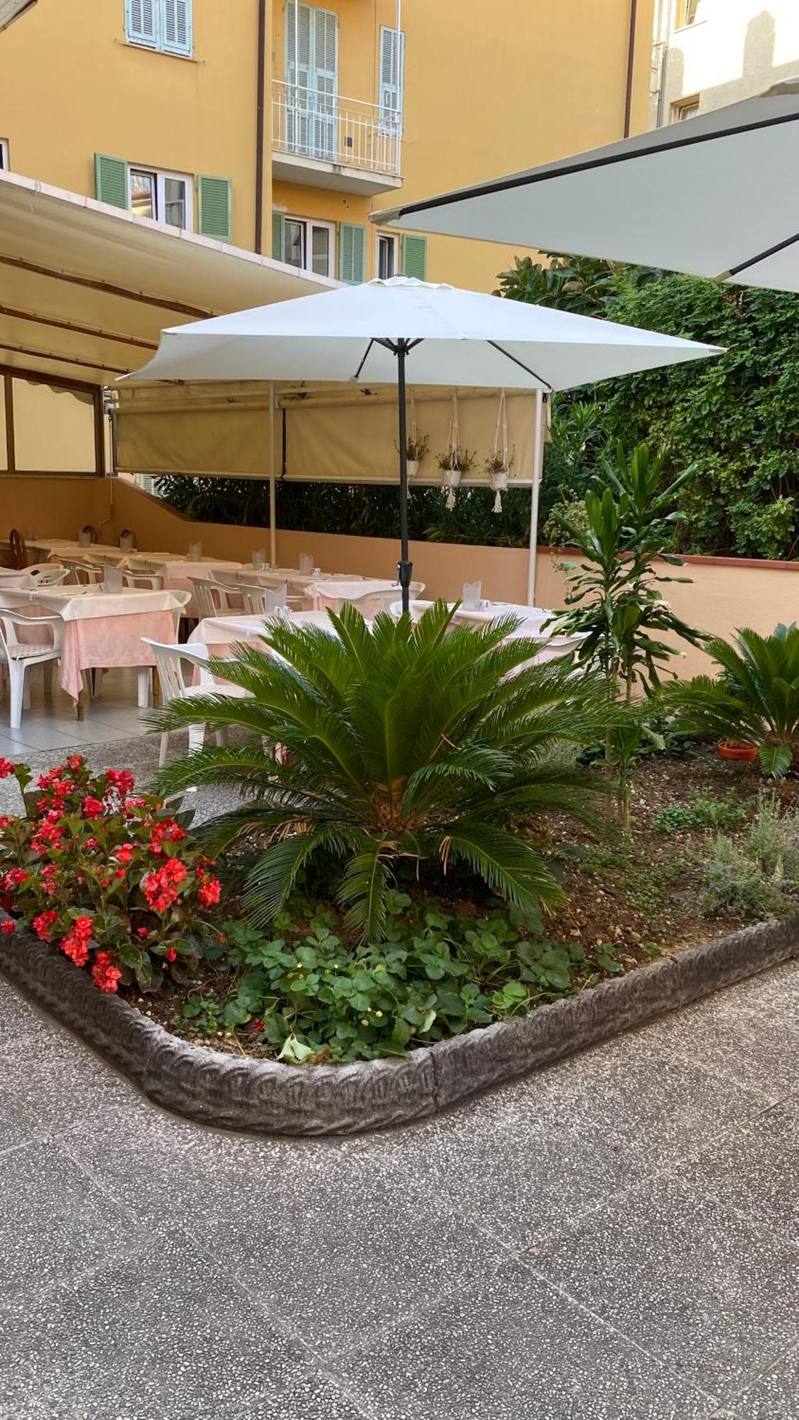 Hotel Fiorenza & Banksia Meuble Alassio Exterior photo